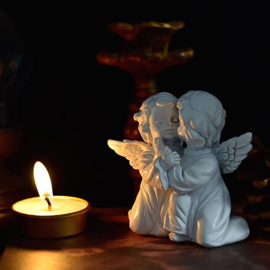 Память о реалистичной милой фигуре ангела, стоящей на коленях, поцелуе, статуе ангела, статуе ангела